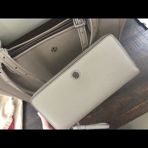 Tory Burch Robinson French Grey Continental Wallet